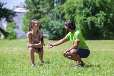 Genç çift eğitim parkta sahip