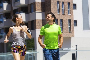 Kentsel çevre içinde çalışan çift