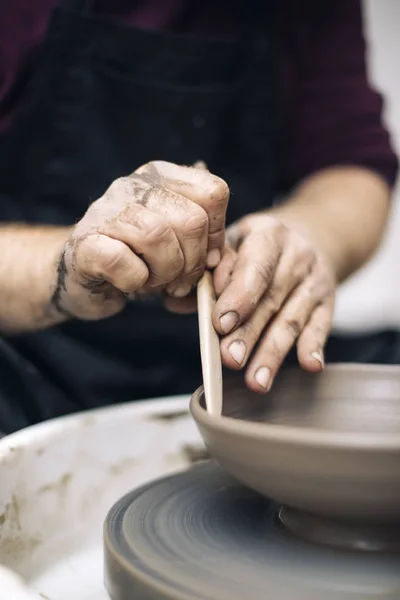 Sanatçı kil çömlek bir spin tekerlek üzerinde yapar. — Stok fotoğraf