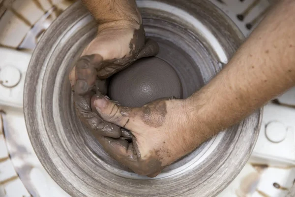 Artiste fait poterie d'argile sur une roue de rotation — Photo