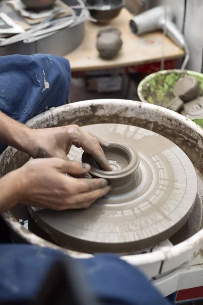 Художник делает глиняную керамику на спиновом колесе — стоковое фото
