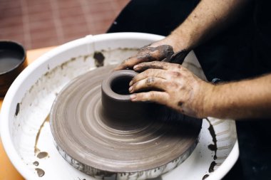 Ayrıntı görünümü, bir sanatçı kadar yakın kil çömlek bir spin tekerlek üzerinde yapar.