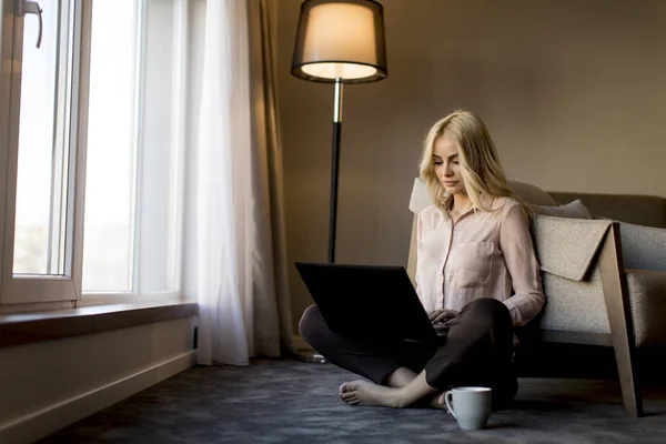 Hübsche Junge Frau Benutzt Laptop Und Sitzt Auf Dem Boden — Stockfoto