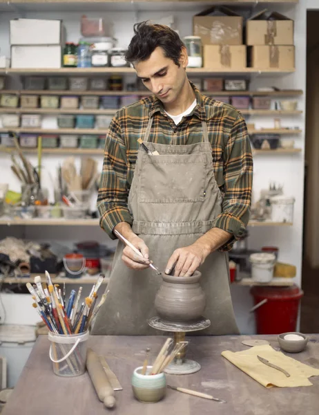 Joven Haciendo Decorando Cerámica Taller — Foto de Stock