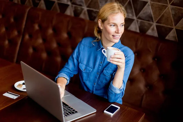 Porträt Einer Freiberuflerin Die Café Laptop Arbeitet Und Kaffee Trinkt — Stockfoto