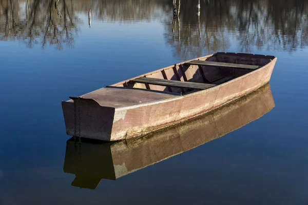 Pequeño Bote Madera Tranquilo Lago —  Fotos de Stock