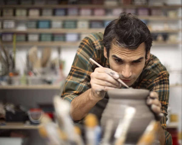 Joven Haciendo Decorando Cerámica Taller — Foto de Stock