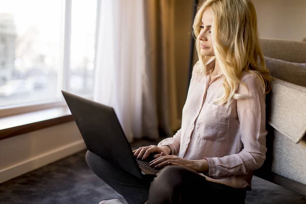 Bella Giovane Donna Che Utilizza Computer Portatile Seduto Sul Pavimento — Foto Stock