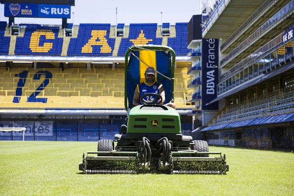 阿根廷布宜诺斯艾利斯 2018年1月20日 阿根廷布宜诺斯艾利斯 Bombonera 体育场的割草机 它是博卡小辈拥有体育场并且被修造了在1938 — 图库照片