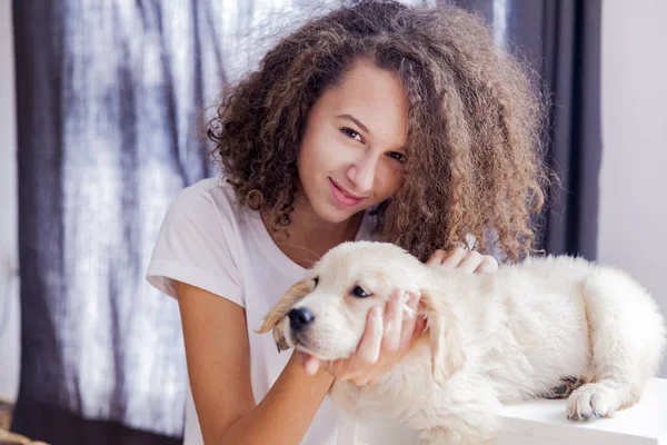 Nastolatek dziewczyna z mały złoty pies myśliwski — Zdjęcie stockowe
