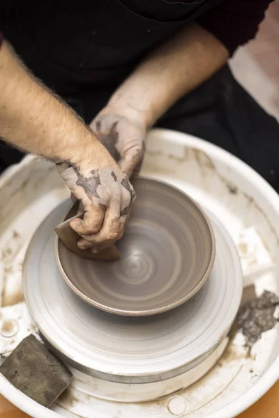 Vista Detalhe Perto Artista Faz Cerâmica Barro Uma Roda Giro — Fotografia de Stock