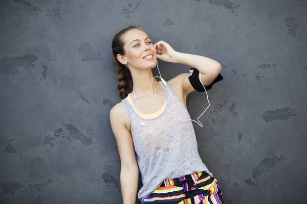 Ritratto Donna Che Prende Una Pausa Dal Jogging Vicino Muro — Foto Stock