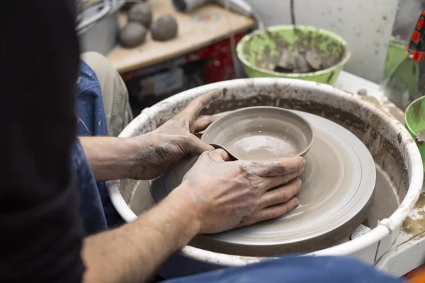 Zbliżenie Szczegółu Artysta Sprawia Clay Ceramiki Koła Spin — Zdjęcie stockowe