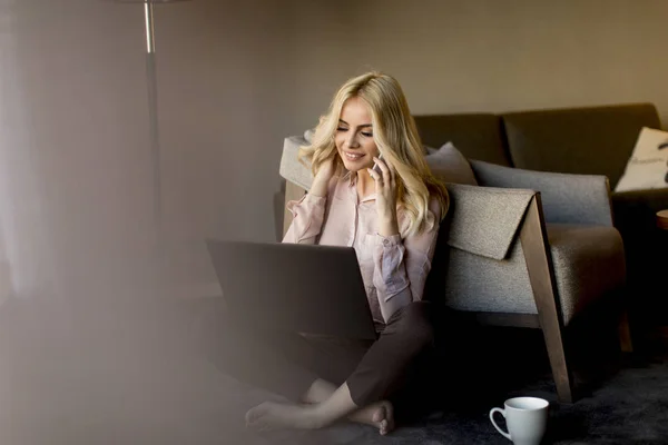 Mujer Bastante Joven Usando Ordenador Portátil Teléfono Móvil Mientras Está — Foto de Stock