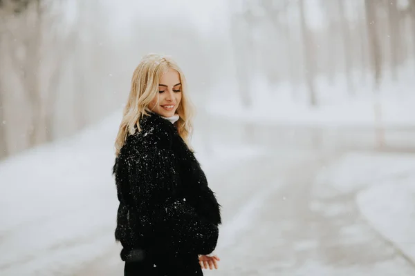 Portret Kobiety Blondynka Poza Śnieg Płaszcz Zimowy — Zdjęcie stockowe