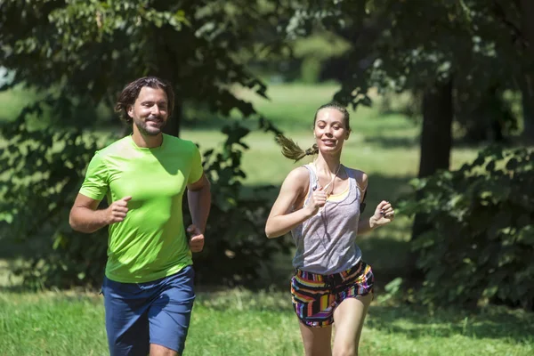 Giovane Coppia Che Jogging Nell Ambiente Verde Estate — Foto Stock