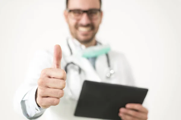 Πορτρέτο Του Γιατρού Ψηφιακό Tablet Και Τον Αντίχειρα Επάνω — Φωτογραφία Αρχείου