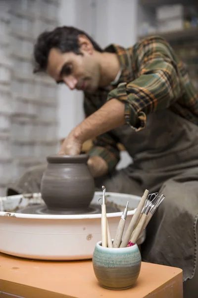 在一个艺术家的看法 使粘土陶器在一个旋转车轮在车间 — 图库照片