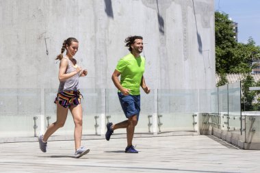 Kentsel çevre sıcak yaz gününde çalışan çift