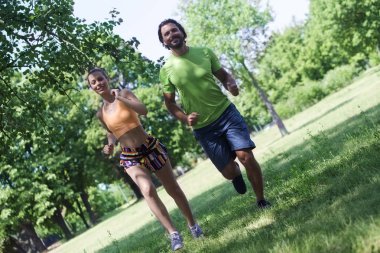 Genç çift yaz aylarında yeşil çevre koşu