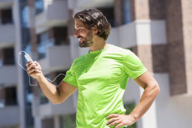 Erkek koşucu istimal hareket eden telefon açık portresi