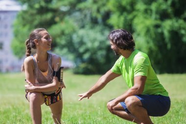 Genç çift eğitim parkta güneşli bir günde sahip.