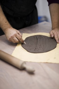 Cllose bakış yetenekli Master kil iş parçaları için yeni kreasyonlar hazırlanıyor