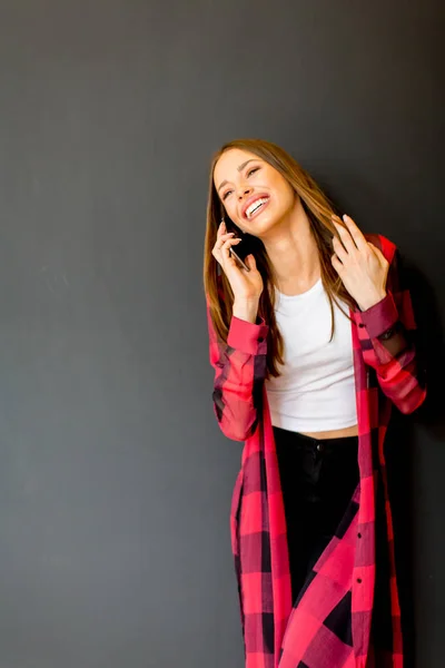 Portret Van Trendy Vrouw Met Behulp Van Mobiele Telefoon — Stockfoto