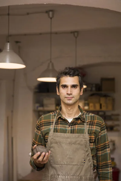 Porträtt Stilig Ung Man Keramikverkstad Håller Lera — Stockfoto