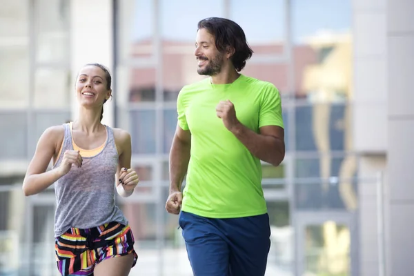 Coppia Che Corre Ambiente Urbano Nella Calda Giornata Estiva — Foto Stock