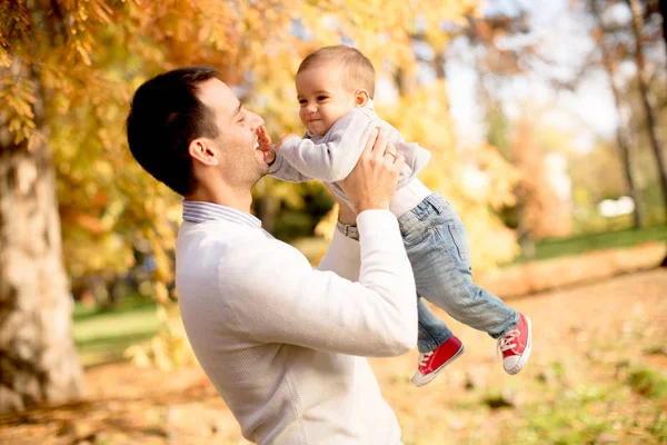 Joven Padre Niño Jugando Parque Otoño Día Soleado — Foto de Stock