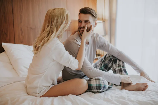 Pareja Cariñosa Cama Dormitorio — Foto de Stock