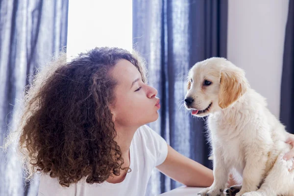 Έφηβο κορίτσι με ένα μικρό χρυσό retriever — Φωτογραφία Αρχείου