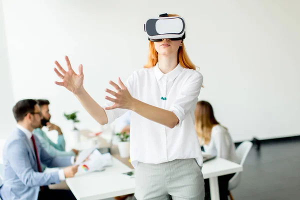 Mujer Joven Usando Simulador Realidad Virtual Durante Reunión Oficina — Foto de Stock