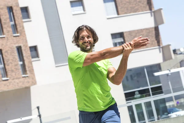 Giovane Atleta Che Esercizio Stretching All Aperto Ambiente Urbano — Foto Stock