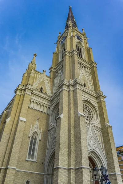 セルビアのノヴィ サドにあるマリア教会の名前を見る — ストック写真