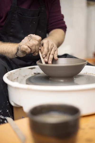 Vista Detalle Cerca Artista Hace Cerámica Arcilla Una Rueda Giratoria — Foto de Stock