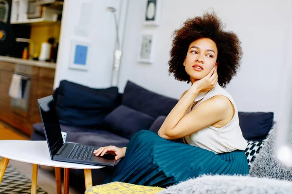 Jonge African American Vrouw Met Laptopcomputer Zitten Heldere Woonkamer Thuis — Stockfoto