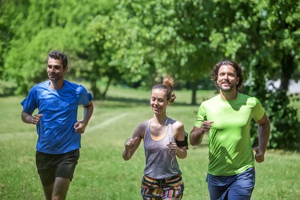 Donna Due Giovani Uomini Che Corrono Nel Parco Estate — Foto Stock