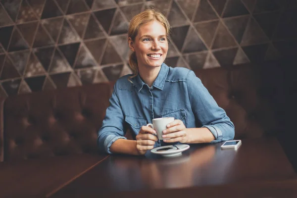 Portret Uśmiechniętej Młodej Kobiety Pijącej Kawę Kawiarni — Zdjęcie stockowe