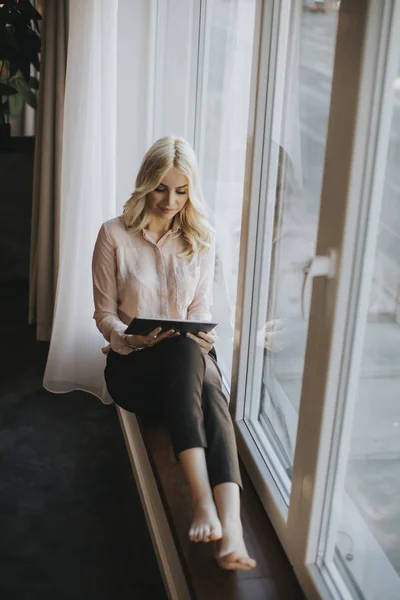 Junge Geschäftsfrau Sitzt Fenster Und Nutzt Digitales Tablet — Stockfoto