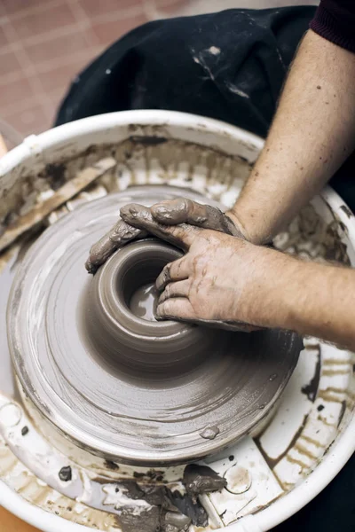 Vista Detalhe Perto Artista Faz Cerâmica Barro Uma Roda Giro — Fotografia de Stock