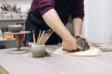 Cllose bakış yetenekli Master kil iş parçaları için yeni kreasyonlar hazırlanıyor