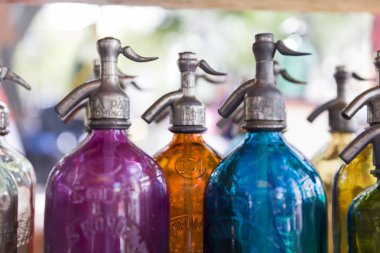 Buenos Aires, Arjantin - 21 Ocak 2018: San Telmo bit pazarı Buenos Aires, Arjantin Soda şişe. 2014 yılında kişi başına daha fazla 154 litre ile Arjantin meşrubat alımlarında dünya lideri olduğunu..