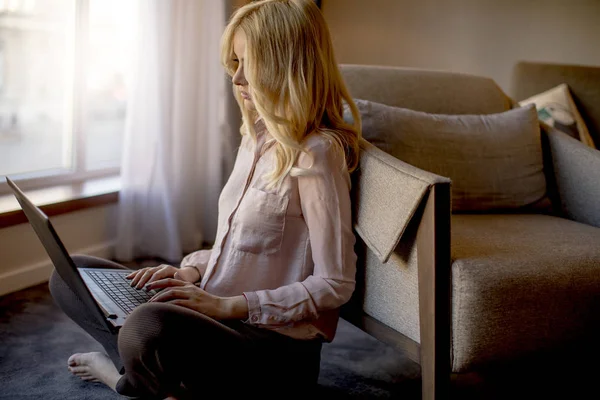Hübsche Junge Frau Benutzt Laptop Und Sitzt Auf Dem Boden — Stockfoto