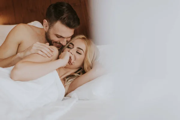 Ρομαντικό Ζευγάρι Στην Αγάπη Ξαπλωμένη Στο Κρεβάτι Στο Σπίτι Μαζί — Φωτογραφία Αρχείου