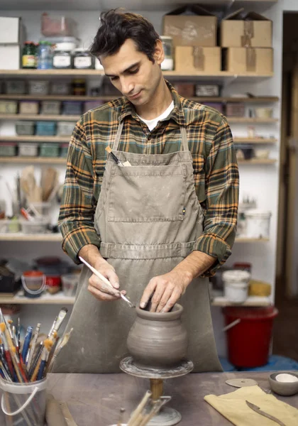 Jeune Homme Fabriquant Décorant Des Poteries Atelier — Photo