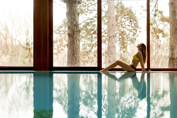 Mujer Joven Relajándose Junto Piscina Centro Spa —  Fotos de Stock