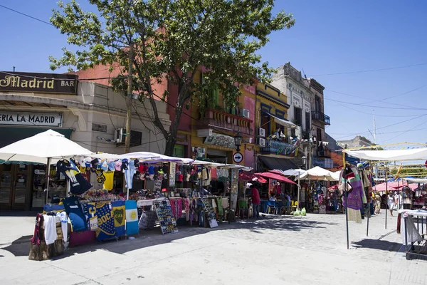 Buenos Aires, Arjantin - 20 Ocak 2018: Caminito Caddesi La Boca, Buenos Aires, Arjantin detay. Bu 100m uzun geleneksel sokak tam renkli evlerin en büyük turist hotspot Buenos Aires biriydi.