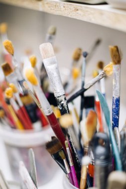 Seramik atölyesinden fırçaların grubu göster